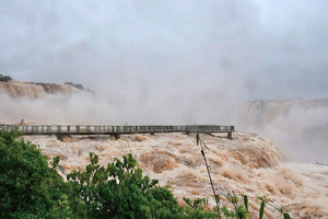 Las Cataratas del Yguazú están ocho veces por encima de su caudal normal - La Clave