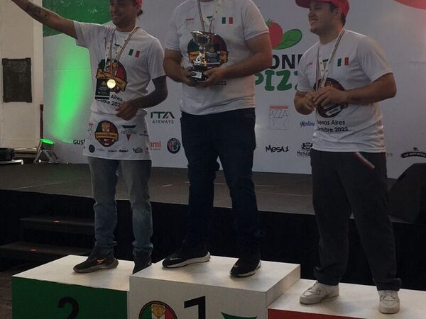Paraguayo campeón en competencia de la mejor pizza y encantó con cedrón kapi´i