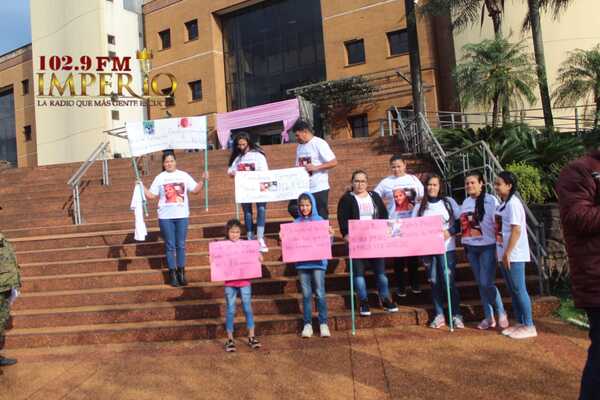 Familiares de mujer asesinada se manifiestan frente al PJ pidiendo celeridad en juicio oral - Radio Imperio