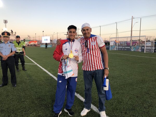 Un padre orgulloso: Víctor Quintana posa con la medalla de oro de su hijo