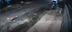 Crónica / [VIDEO] Mujer cae de una moto con su bebé en brazos