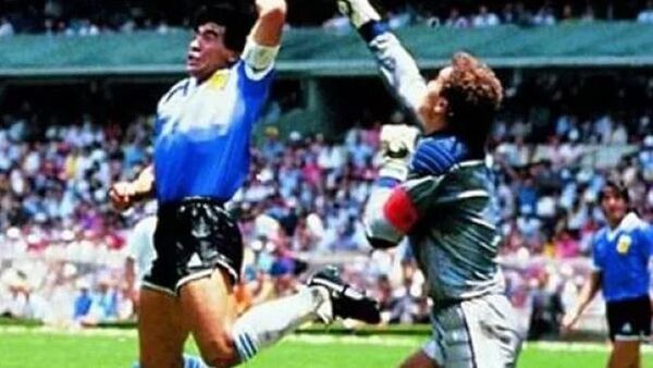 Subastan el balón de la "Mano de Dios"