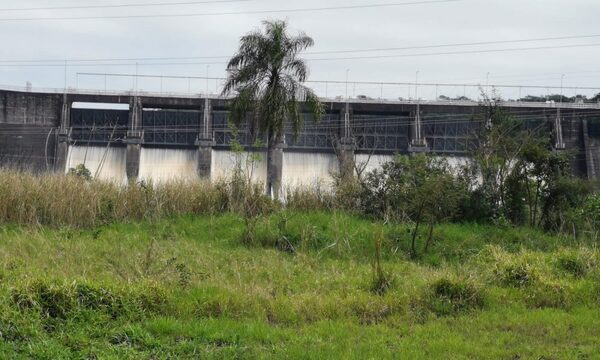 Represa de Acaray con todas las compuertas abiertas