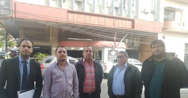La Nación / Concejales amplían denuncia contra gobernador oficialista de Alto Paraguay