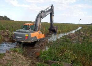 MOPC limpia canales hídricos y mejora los caminos en Ñeembucú - .::Agencia IP::.