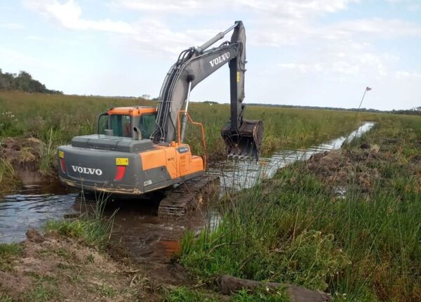 MOPC limpia canales hídricos y mejora los caminos en Ñeembucú - .::Agencia IP::.