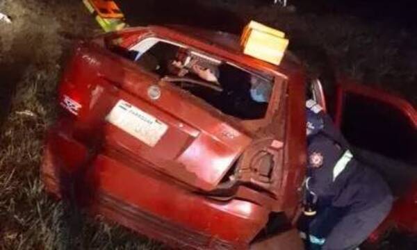 Crónica / Volcó con su vehículo, rajó a pie, pero dejó a su acompañante
