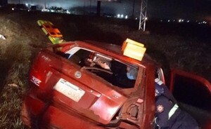 Conductor volcó vehículo y luego huyó, abandonando a su acompañante
