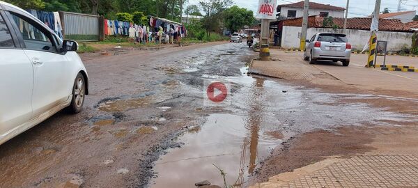 Pide a intendente reparación de asfalto en Callei frontera con Luque (video) » San Lorenzo PY