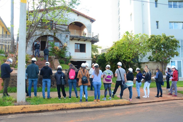 Estudiantes de la carrera de Arquitectura de la Universidad Católica realizan visita técnica en una histórica propiedad a cargo de la EBY