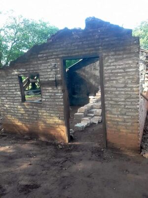 Madre clama por ayuda para reconstruir su vivienda incendiada en Ybycuí - Nacionales - ABC Color