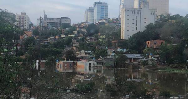 La Nación / El río Paraná dejó atrás su bajada histórica y se inundan las primeras 30 casas en CDE