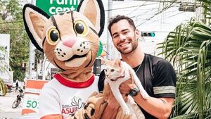 Renato Prono junto a su gatito Pimento con Tiríka: "El encuentro más esperado"