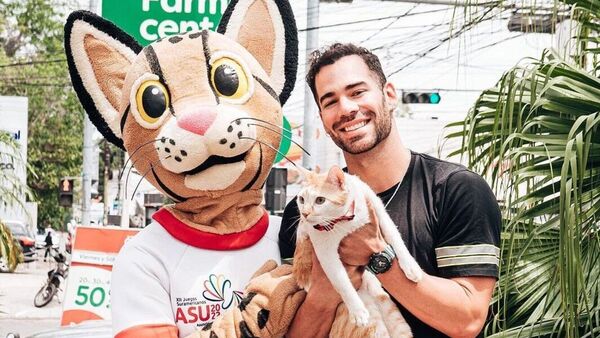 Renato Prono junto a su gatito Pimento con Tiríka: "El encuentro más esperado"