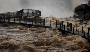 Crecida extrema obliga al cierre de las Cataratas del Yguazu - Megacadena — Últimas Noticias de Paraguay