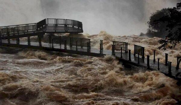 Crecida extrema obliga al cierre de las Cataratas del Yguazu - Megacadena — Últimas Noticias de Paraguay