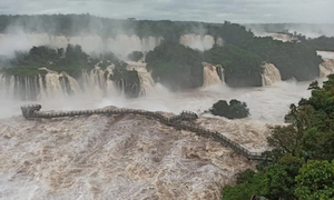 El parque de las Cataratas de Iguazú cierra las pasarelas debido al caudal extremo - OviedoPress