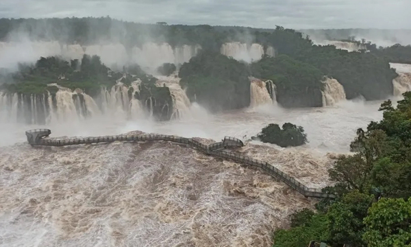 El parque de las Cataratas de Iguazú cierra las pasarelas debido al caudal extremo - OviedoPress