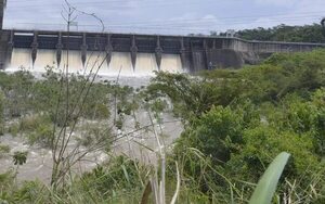 Itaipú, Yacyretá y Acaray rebosaban hoy gracias a las últimas lluvias - Economía - ABC Color