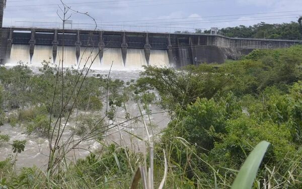 Itaipú, Yacyretá y Acaray rebosaban hoy gracias a las últimas lluvias - Economía - ABC Color