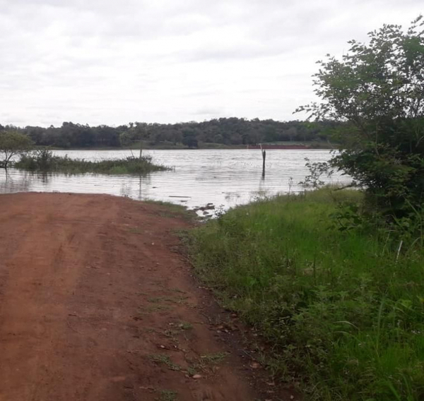 Por la crecida del Paraná suspendieron el servicio de balsa entre Colonia Oasis y Capitán Meza