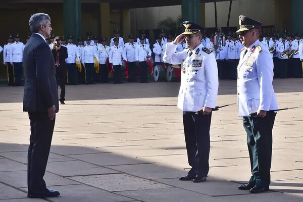 El Gral. Óscar Arnaldo Cardozo asume la comandancia de las Fuerzas Militares - Política - ABC Color