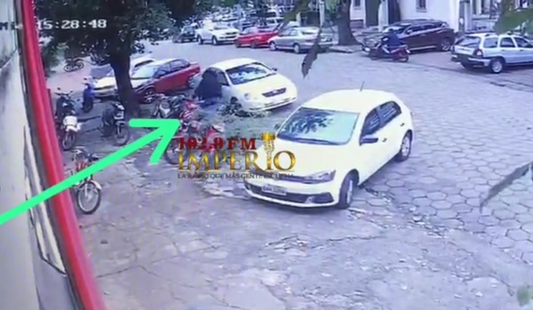 Dos sujetos intentaron robar una motocicleta del estacionamiento de un colegio - Radio Imperio