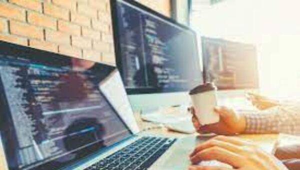 Más que apagar y prender: ¿qué profesionales demanda el sector informático?