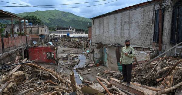 La Nación / Subió a 50 la cifra de víctimas en riada de Venezuela