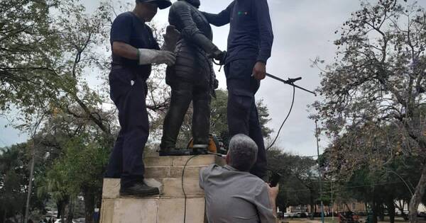 La Nación / Estatua de Juan de Salazar y Espinosa vuelve a tener espada