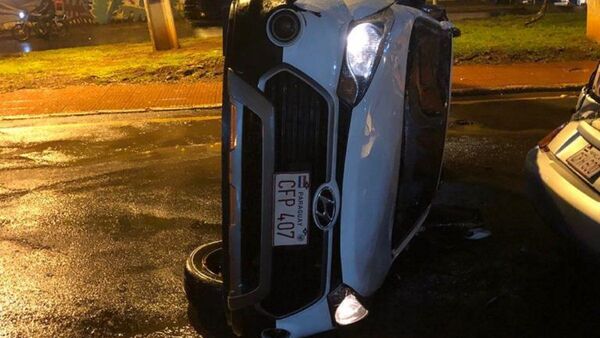 Colisión y vuelco de vehículo dejan daños materiales