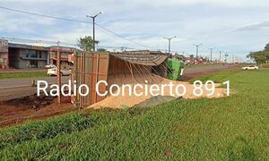 Camión vuelca al desmoronarse calle en CDE