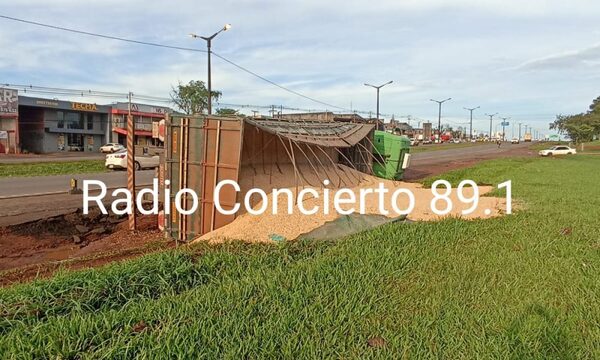 Camión vuelca al desmoronarse calle en CDE