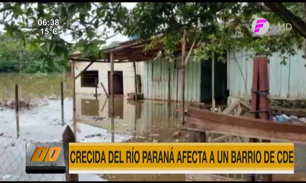Crecida del río Paraná afecta a un barrio de CDE | Telefuturo