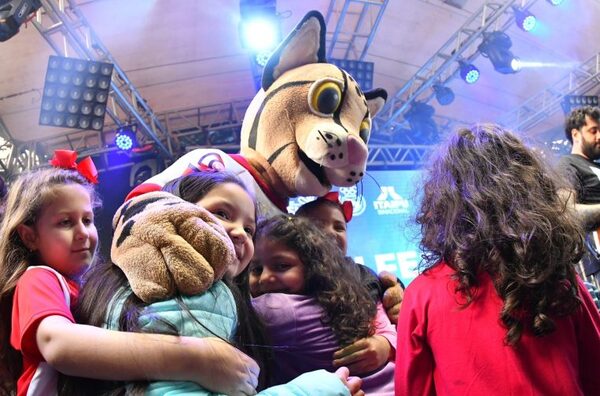 Tiríka bailó y posó con sus fans en festival de los Juegos ASU 2022 | Lambaré Informativo