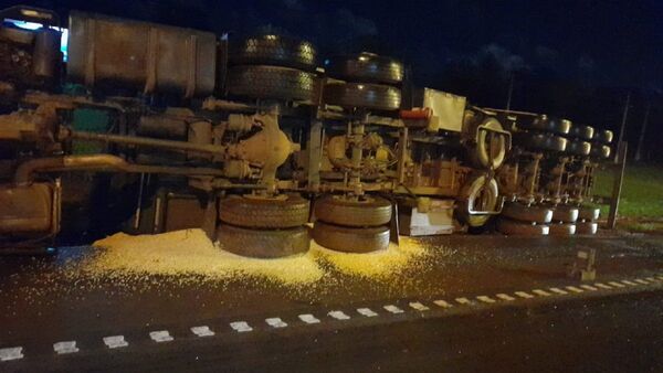 Mal estado de calzada causa vuelco de camión en Ciudad del Este