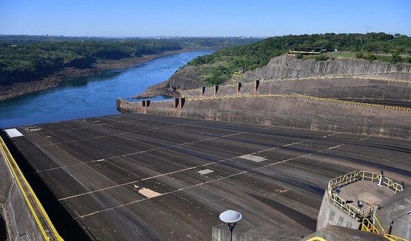 Diario HOY | Itaipu no abrió compuertas de su vertedero y atenúa posible inundación