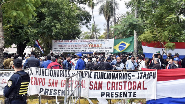 Exobreros de Itaipu esperan que el Senado rechace veto del Ejecutivo a ley compensación - La Clave