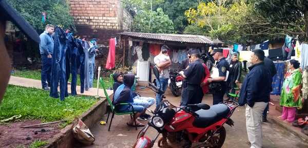 Policías atrapan a presuntos motoasaltantes y recuperan moto robada tras allanamiento - La Clave