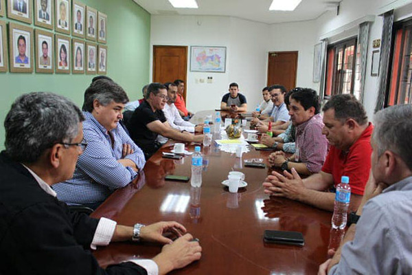 Tiki González acompaña pedido de construcción de estadio municipal en Hernandarias | DIARIO PRIMERA PLANA