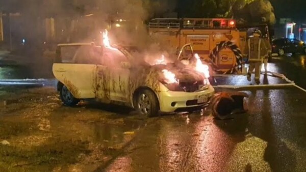 Un automóvil se incendio en plena calle en Coronel Oviedo - Noticiero Paraguay
