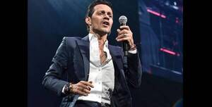 Crónica / [VIDEO] Marc Anthony preocupa a sus fans con movimientos rarófilos en pleno show