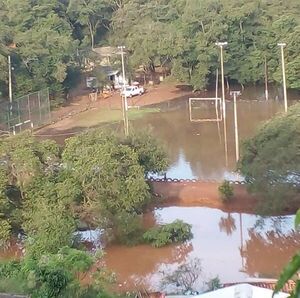 Diario HOY | Evacúan a unas 100 familias afectadas por la crecida del río Paraná