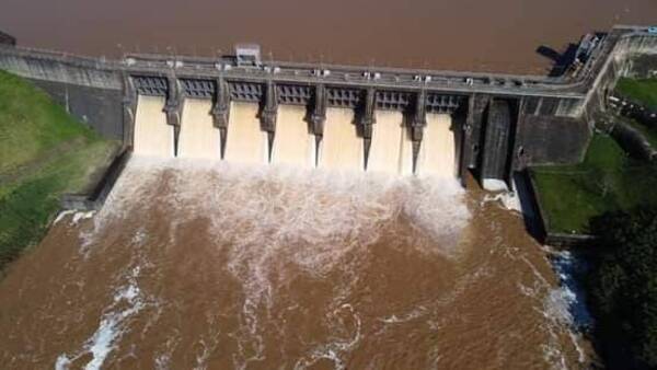 Crónica / Abrieron mante las compuertas de la represa Acaray por las inundaciones en el Este
