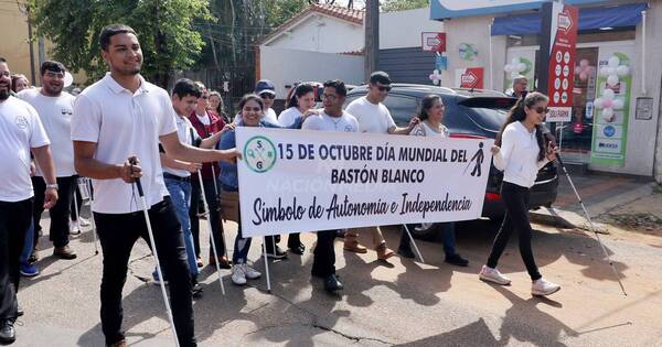 La Nación / Conmemoran el Día Mundial del Bastón Blanco con caminata en Asunción