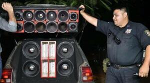 Ruidos molestos, un problema que azota actualmente, pelea constante de los policías con farristas – Prensa 5