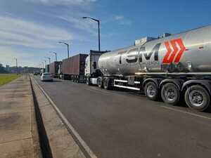 Coordinan con autoridades argentinas el cruce de camiones de cargas