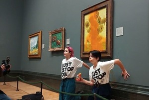 Dos activistas del cambio climático lanzan sopa de tomate sobre 'Los Girasoles' de Van Gogh