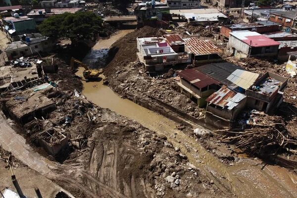 Poblado de Venezuela entierra a sus muertos tras deslave - Mundo - ABC Color