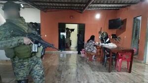 Juez niega salida de prisión a esposa del patrón de los sicarios